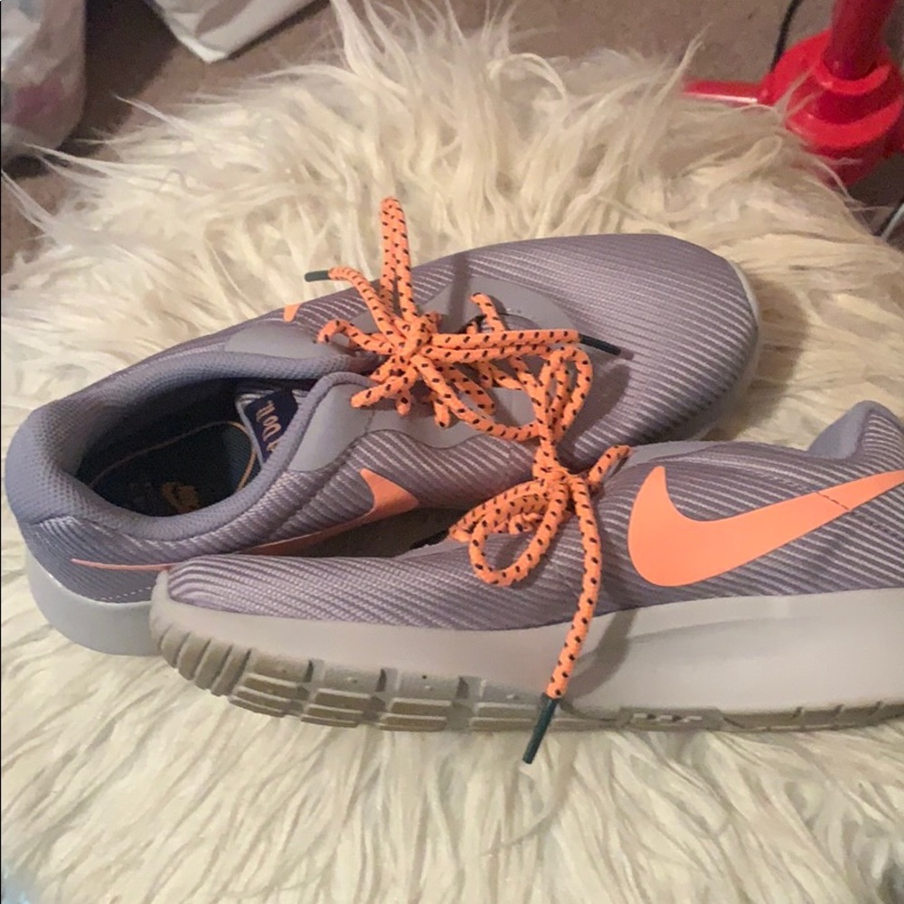 Tennis shoes